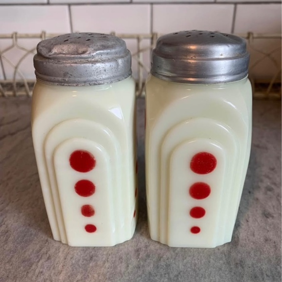 Vintage McKee Uranium Glow Red Dot Shakers Set - Picture 4 of 5